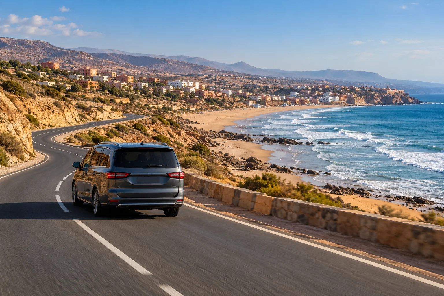Estrada costeira perto de Taghazout com vista para o Oceano Atlântico e praias de surf marroquinas. aeroporto mais próximo de taghazout